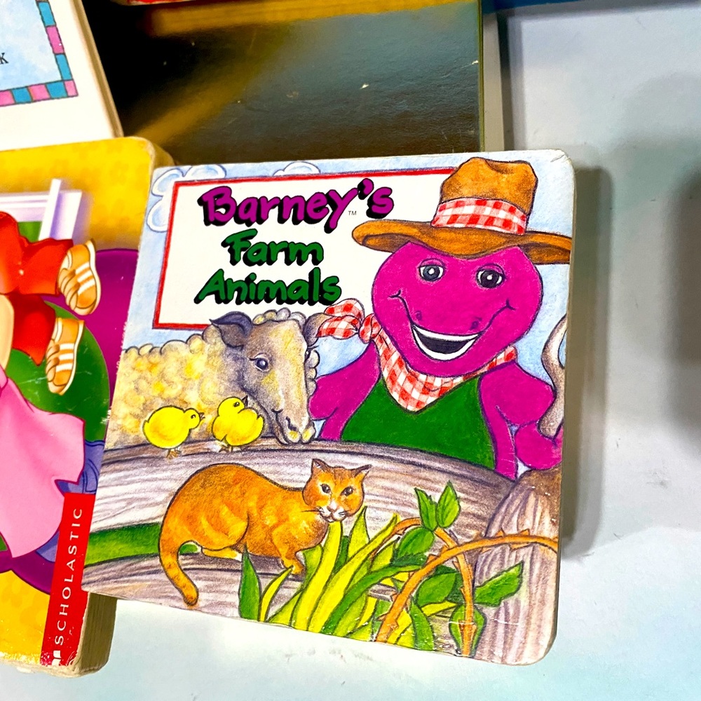 BARNEY THE PURPLE DINOSAUR VTG 90’s BOOK BUNDLE OF 4 BOOKS & PURPLE DINOSAUR - Picture 3 of 10